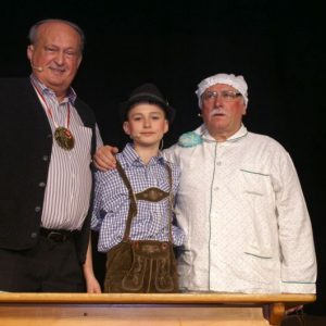 Bürgermeister Herbert Stenglein mit seinen schlagfertigen Schülern Moritz Lamprecht und Hugo Druck
