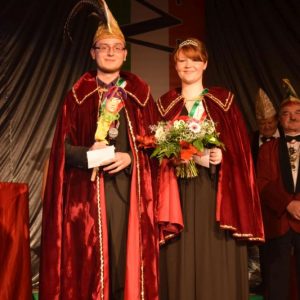 Das neue MCC-Prinzenpaar Hannes I. und Eva-Maria III. präsentiert sich ihrem närrischen Volk 