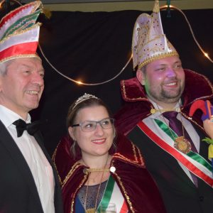 Das Prinzenpaar mit dem neuen Ehrenmitglied Landrat Johann Kalb