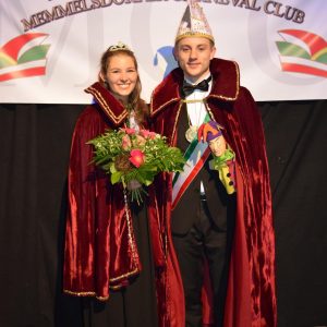 Ihre Lieblichkeit Anja I. (Rudel) und seine Tollität Jakob I. (Popp) mit dem offiziellen Bild zur Faschingseröffnung der Session 2018/2019