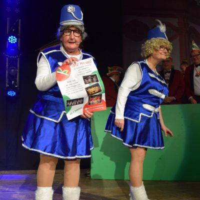 Claudia Gunzelmann und Gerda Hofmann in ihrer Paraderolle "Meedensdorfer Dorfratsch´n“ empfehlen sich als Gardemadla-Nachwuchs. Die Kostüme passen bereits wie angegossen.