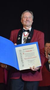 Für seine langjährigen Verdienste wird Hans-Werner Müller vom Bund Deutscher Karneval mit dem „Verdienstorden in Gold mit Brillanten“ ausgezeichnet.