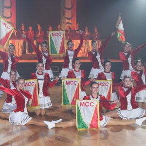 Die MCC-Prinzengarde in der Abschlusspose ihres Fahnentanzes 