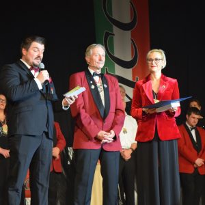 Für seine langjährigen Verdienste wird Hans-Werner Müller vom Bund Deutscher Karneval mit dem „Verdienstorden in Gold mit Brillanten“ ausgezeichnet. 