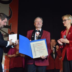 Für seine langjährigen Verdienste wird Hans-Werner Müller vom Bund Deutscher Karneval mit dem „Verdienstorden in Gold mit Brillanten“ ausgezeichnet. 