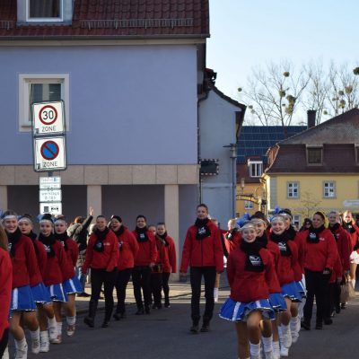 Die MCC-Garden mit dem Elferrat machen sich auf den Weg zum Rathaussturm