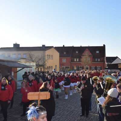 Auf dem Rathausplatz wurde der Tross vom Musikverein begrüßt