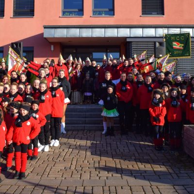 Zum Gruppenfoto präsentieren sich alle Mitwirkenden