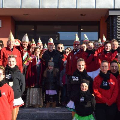 Die Haupakteure eingerahmt von der Prinzengarde