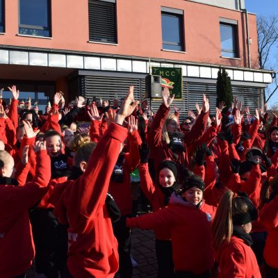 Beim „Fliegerlied“ sind alle in Bewegung und singen im Chor „heit is so a schöner Tog“