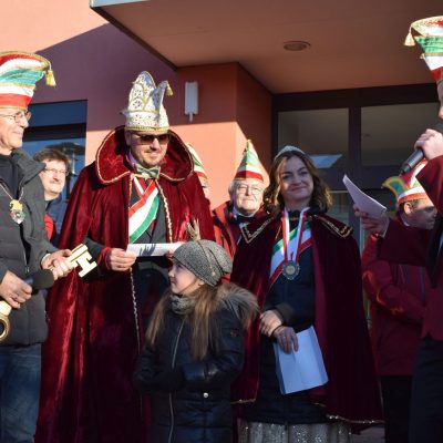 Noch hält der Bürgermeister den Schlüssel fest umklammert, aber Jakob Popp leitet die Zeremonie der Schlüsselübergabe an das Prinzenpaar