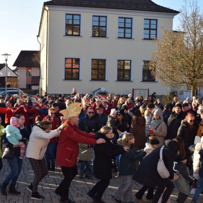 Eine Polonaise für Alt und Jung, für Akteure ebenso wie für die Zuschauer bildete den Abschluss einer gelungenen Premiere 