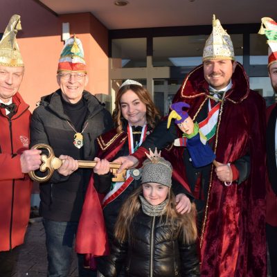 Assistiert von MCC-Präsidenten Hans-Werner Müller und Zeremonienmeister Jakob Popp übernimmt das Prinzenpaar den Rathausschlüssel