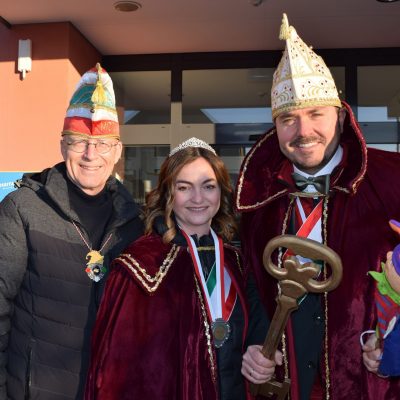Bürgermeister Gerd Schneider mit Prinzessin Jessica I. und Prinz Thomas II.