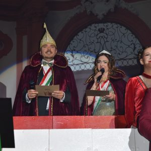 Seine Tollität Thomas II. und Ihre Lieblichkeit Jessica I. bei der zeremoniellen Begrüßung des Narrenvolks