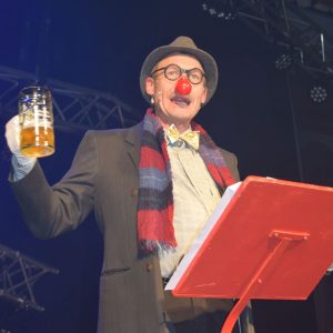 Alljährlich hat Franz Branntwein Stress mit seiner „Fraa“ – umso lustiger ist´s fürs Publikum. Pfarrer Marianus Schramm in seiner Paraderolle