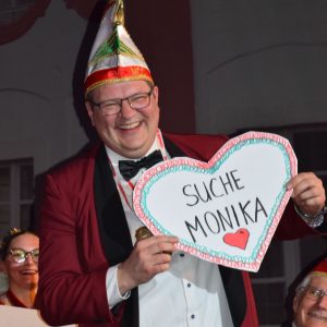 Die Recherchen der Mafia haben´s ergeben: Eine Frau namens Monika kann Elferrat Jürgen Reinwald zum Bürgermeisterposten verhelfen