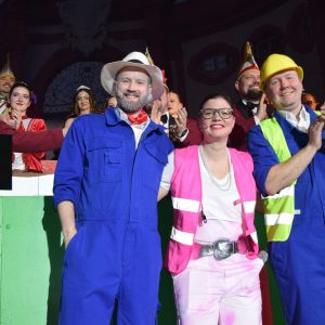 Die Memmelsdorfer Mafia bei der Verabschiedung durch das Präsidium (v.l.: Sitzungspräsident Hans Werner Müller, Christopher Müller, Anna Görres und Thomas Müller). Der vierte Mafioso Florian Nickoleit hält WhattsApp-Kontakt aus dem Elferrat.